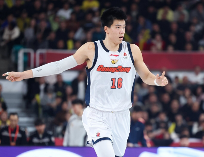 kaiyun sports-虚惊一场!广东国手焦泊乔崴脚被搀扶退赛 无大碍出席发布会